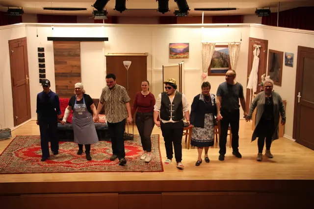 Das Ensemble bedankt sich nach der Vorstellung mit einem gemeinsamen Schlussapplaus beim Publikum im Kultur- und Veranstaltungszentrum Ladis. | Foto: Schwarz