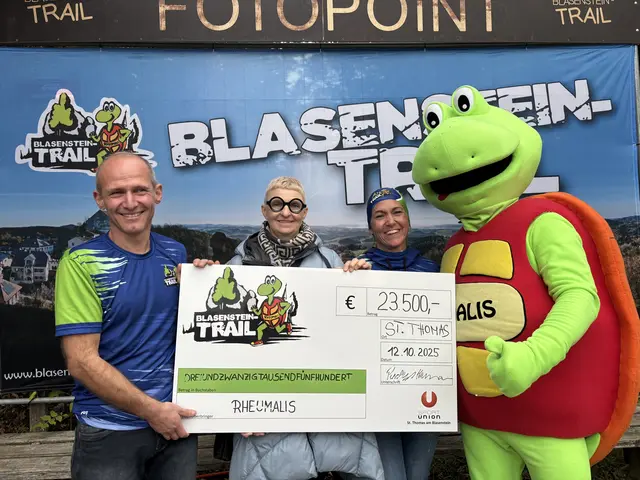 Scheckübergabe beim Blasenstein-Trail 2025: Hermann Puchberger (Sportunion St. Thomas), Karin Formanek (Verein Rheumalis), Nadja Winkler (Veranstalter-Team). | Foto: MeinBezirk Perg/Köck