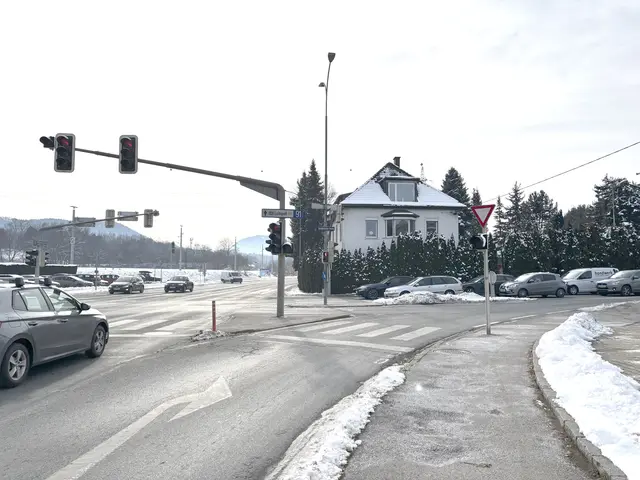 Unfall-Hotspot in der Rosentaler Straße. Rechts das Verkehrszeichen, das stadteinwärts fahrenden Linkseinbiegern Vorrang gibt. | Foto: MeinBezirk.at/Michael Kurz