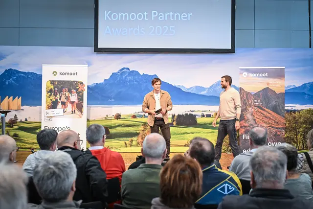 Maximilian Seidl von komoot mit Extremsportler Jonas Deichmann | Foto: Gabriele Grießenböck