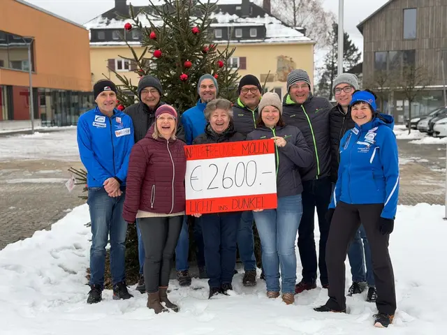 Naturfreunde-Obmann Hermann Kohlmayer und für die Stände zuständige Franz Bloderer samt Team bei der symbolischen Übergabe. | Foto: Bernhard Schweiger