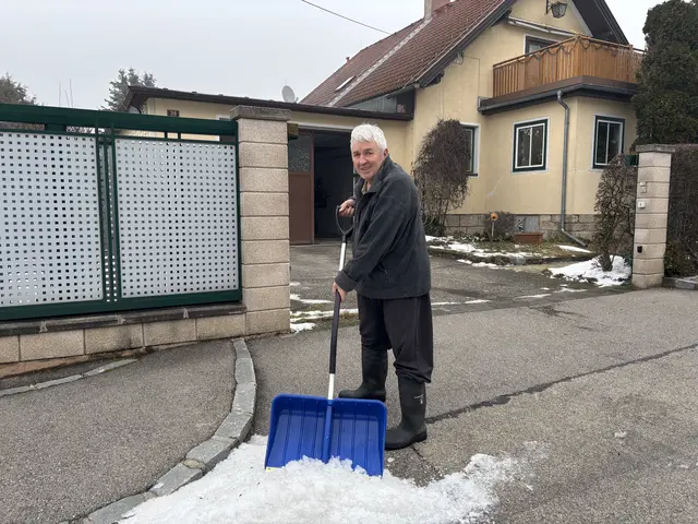 Wilhelm F. aus dem Wienerwald schaufelt selbst den Schnee vom Gehsteig. | Foto: Lauren Fahrenberger / MeinBezirk