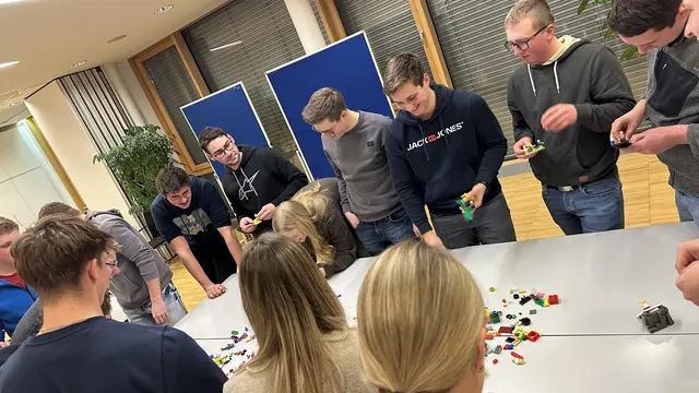 17 Jugendliche aus Eidenberg sammelten Ideen für ihre Gemeinde. | Foto: Christa Winklehner