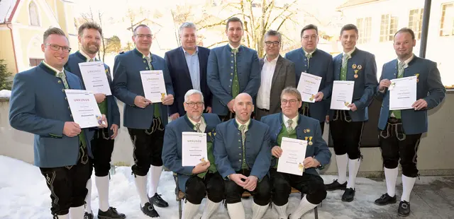 Gleich neun Ehrungen wurden bei der Generalversammlung  des Musikverein Ertl verliehen! v.l.n.r.: Hinten: Schenkermayr Matthias, Schenkermayr Mario,Pressleitner Kurt, Weidinger Harald, Großbichler Harald, Forster Josef,Krenn Anton, Angerer Johannes, Matzenberger Robert
Vorne: Schlögelhofer Andreas, Manfred Großalber, Stefan Höfinger

