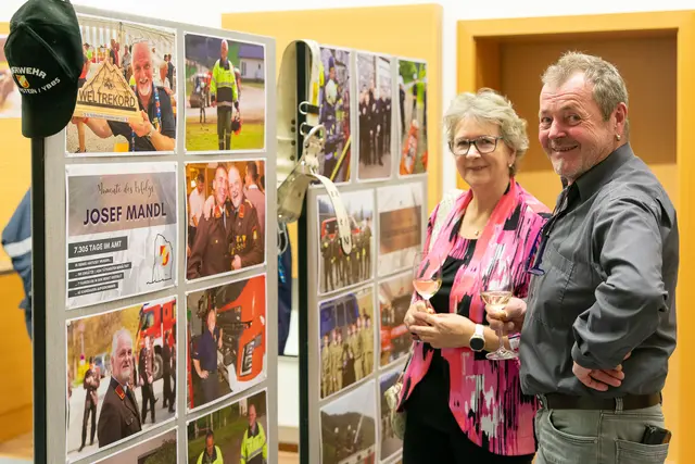 Gertrude und Thomas Löbersorg beim Besichtigen der Ausstellung
 | Foto: Fotogruber