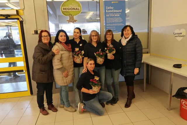 trauriger Abschied vom Team des Uni-Marktes: Bgm. Juliana Günther (re), gGR Ilse Beham (2vl) und GR Heidi Grissenberger (li) bedankten sich beim Team des Unimarktes für ihr jahrelanges, engagiertes Wirken | Foto: Gemeinde Kematen