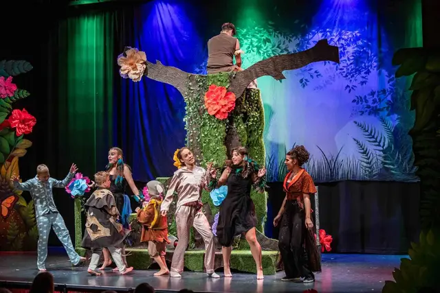 Die Schüler der MS Braunau-Stadt besuchten eine Vorstellung des Gugg-Jugendensembles in Braunau und waren begeistert. | Foto: Manuela Fuchs
