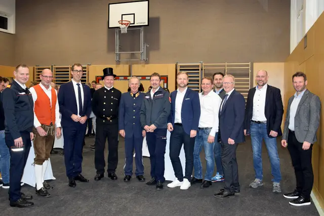 V. l.: Bezirks-Abschnittskommandant Stefan Biereder, Peter Rockenschaub, (Musikkapelle), Florian Kolmhofer, Bernhard Hendricks, Bezirkskommandant, Bezirkspolizeichef Matthias Osterkorn, Bezirksfeuerwehrarzt Thomas Laherstorfer, Stefan Gimplinger (Jugendbetreuer FF Haibach), Stephan Neulinger (Kommandant FF Freinberg), Matthias Spiesberger (Rotes Kreuz Ortsstelle Esternberg), Christian Graf, Stefan Krennbauer und Johannes Karrer. | Foto: Gemeinde Freinberg