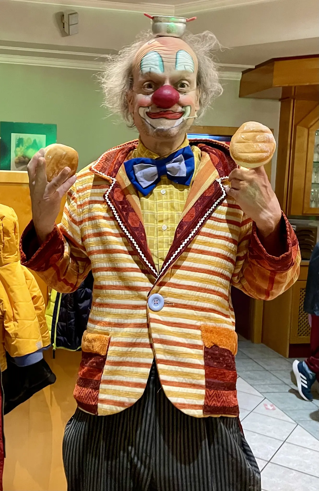 Clown Jako jongliert die Krapfen : Kinderfasching in Laßnitzhöhe