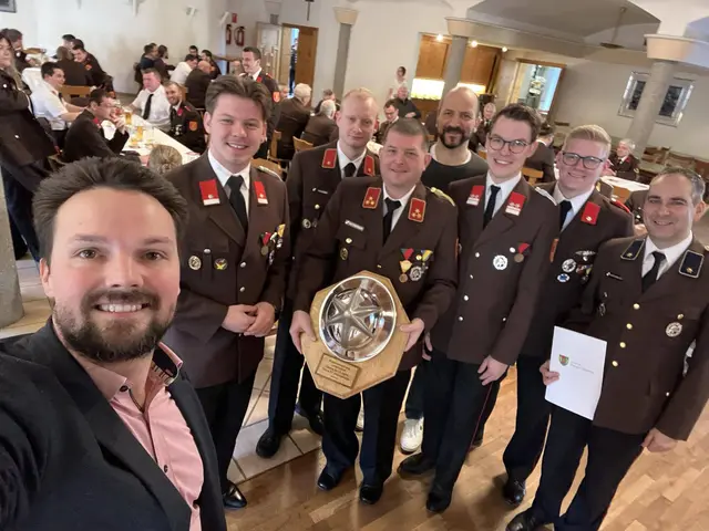 (v.l.n.r.): Bürgermeister Michael Strasser, Benjamin Liedlbauer, Kommandant Christoph Kojeder, Kommandant a.D. Harald Ratzberger, VzBgm. Roland Hadeyer, Kommandant Stv. Philipp Graf, Jakob Heimberger, Karl Hintermayer
