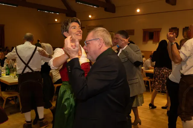 Bürgermeister Hermann Wistrcil und Nationalratsabgeordnete Martina Diesner-Wais beim Tanz. | Foto: Julian Koller