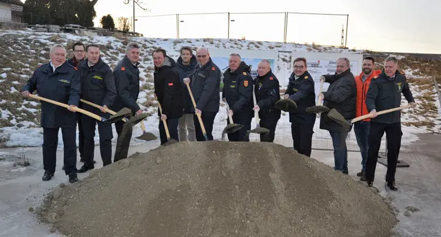 Der Spatenstich für das neue Verwaltungsgebäude der FF Pummersdorf | Foto: Wolfgang Mayer