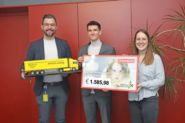 Mike Jansons und Marcel Mändl überreichten die Spende der Post-Zusteller an MeinBezirk-Verkaufsassistentin Bianca Lacher.  | Foto: MeinBezirk/Rabl