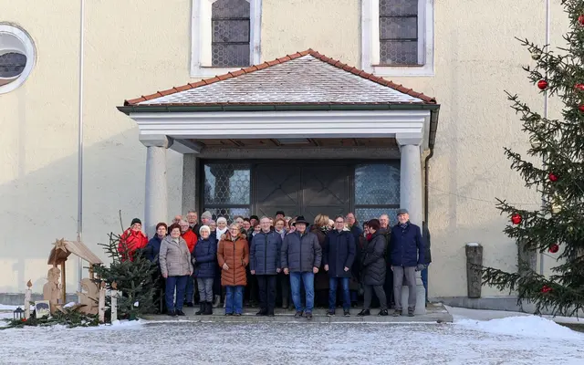 Hans Höller führte die Gruppe des Seniorenbunds Münzkirchen durch die ortseigene Pfarrkirche, in der  auch eine Krippe aufgebaut war. Besonders interessant fanden die Senioren, dass einige der Figuren Münzkirchner darstellen, die zur Zeit der Krippenentstehung im Ort gelebt haben | Foto: Seniorenbund Münzkirchen