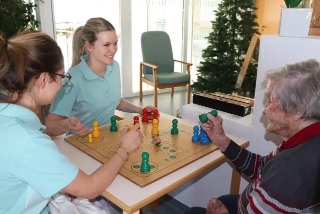 Seit Jänner 2024 gibt es in Tirol die Möglichkeit, eine Lehre in der Pflege zu machen. Nach drei Lehrjahren ist man ausgebildete Pflegeassistenzkraft.  | Foto: Christiane Nimpf