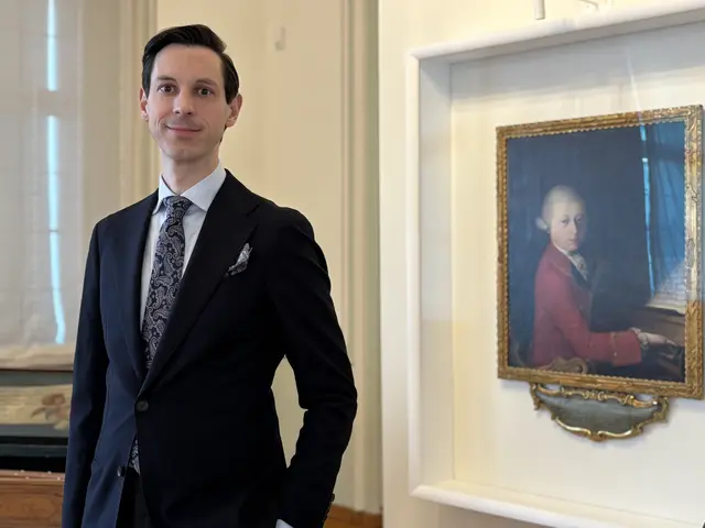 Der Direktor der Mozart-Museen Linus Klumpner freut sich auf das Jubiläumsjahr und die Sonderausstellung "Kosmos Zauberflöte". Hier sieht man Klumpner vor dessen Lieblingsstück, ein Gemälde von Mozart.