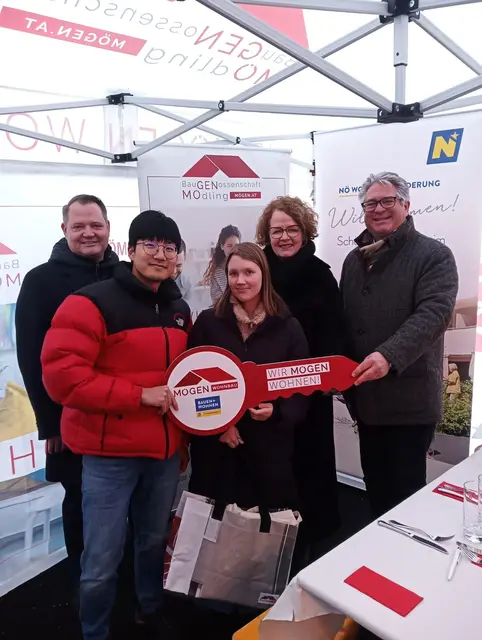 Bürgermeister Christian Samwald (SPÖ), Landesrätin Christiane Teschl-Hofmeister (ÖVP) und Robert Weber (MÖGEN Wohnbau) mit einem glücklichen Pärchen bei der Schlüsselübergabe. | Foto: Bauer