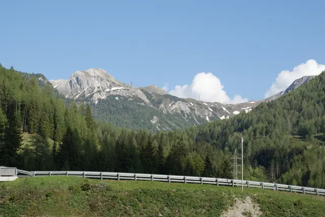 Alle Wolken haben sich bei der geplanten Windparkanlage am Windsfeld (Flachau) noch nicht verzogen. Die Errichtung könnte an der noch nicht vorhandenen Zufahrt scheitern. Zudem müsse erst die endgültige Wirtschaftlichkeit geprüft werden.
