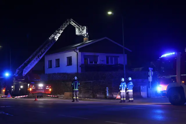 Ein Kaminbrand in Wels-Vogelweide sorgte für einen Feuerwehreinsatz mit Drehleiter. | Foto: laumat.at