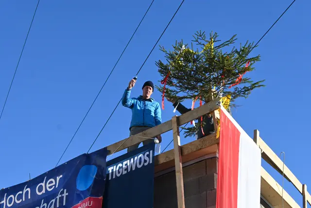 Firstfeier beim Tigewosi-Projekt in der Höttinger Au. Der Wohnkomplex soll im Frühjahr diesen Jahres fertig werden. | Foto: Königer