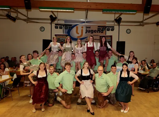 Die "Eintänzer" machten nicht nur am Foto eine "gute Figur", sondern auch beim Eintanzen. | Foto: Julian Koller