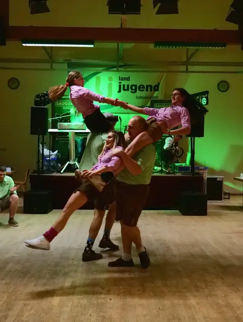 Bei der Mitternachtseinlage gab es eine tolle Hebefigur. Dominik Appeltauer, Clemens Appeltauer, Malene Wolf, Verena Klinger (je unten) Ines Winklehner und Viktoria Lager, (je oben). | Foto: Julian Koller