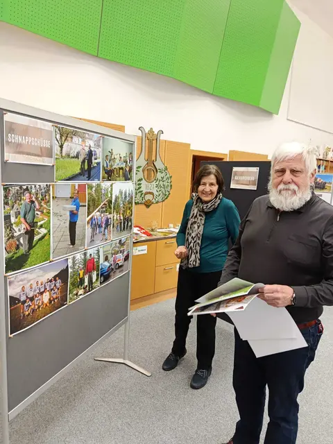 Anna und Willibald Bissenberger beim Vorbereiten der Ausstellung

 | Foto: Fotogruber
