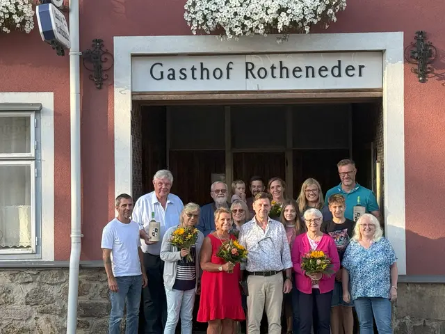 Urlaubsgäste, die dem Gasthof Rotheneder in Rappottenstein schon seit Jahrzehnten die Treue halten, wurden 2025 von Gastwirt Dieter Rotheneder zu einer kleinen Feier eingeladen. | Foto: Gasthof Rotheneder, Eva Böhm