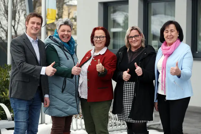 Fahrdienst vlnr: Bgm. Juliana Günther (re) freut sich mit Vzbgm. Martin Nagelhofer (li), Eveline Reitbauer, GR Heidi Grissenberger und Brigit Wagner über den neuen Service der Gemeinde | Foto: Gemeinde Kematen
