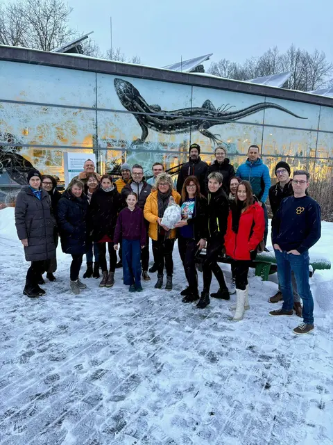 Die Teilnehmer nach der erfolgreich absolvierten Eisbad-Challenge im Unterwasserreich Schrems. | Foto: privat