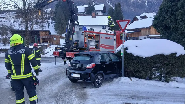 Das Auto steckte fest. | Foto: FF Sankt Agatha