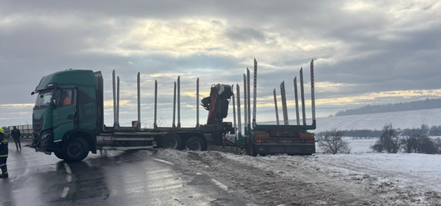 Das Gespann blieb auf der Leitplanke hängen und sorgte für eine vorübergehende Sperre der LB45. | Foto: Feuerwehr Horn