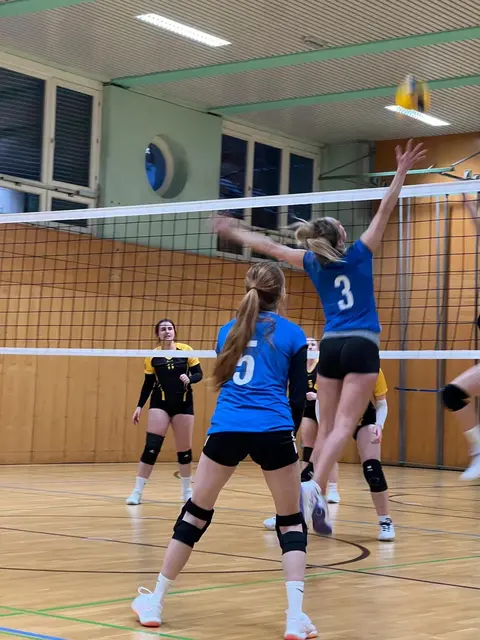 Carina Riegler (Nr. 3) und Zuspielerin (Nr. 5) Nina Schwinghammer. | Foto: Weinberger