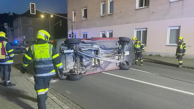 August 2025: Nach der Kollision kippte das stadteinwärts fahrende Fahrzeug um. | Foto: FF St. Veit/Glan