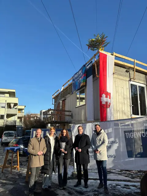 v.l.: Bürgermeister Johannes Anzegruber, Verena Piegger Obfrau von Frauen helfen Frauen, Landesrätin Eva Pawlata, Landeshauptmannstellvertreter Philip Wohlgemuth, Tigewosi-Geschäftsführer Florian Rangger. | Foto: Königer