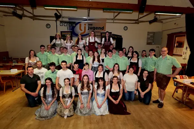 Ein großes Gruppenfoto mit allen Personen, die am gelingen des Ball beteiligt waren! | Foto: Julian Koller