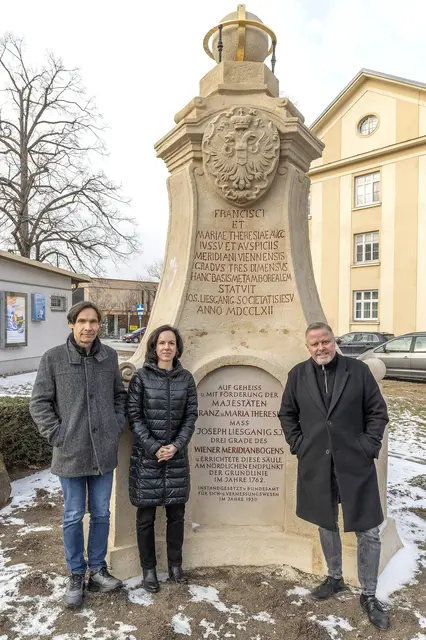 Stadtarchiv-Leiter Gerhard Geissl, Sabine Schmitner-Laszakovits (Stadtarchiv) und der für Denkmalpflege zuständige Stadtrat, SPÖ-Vizebürgermeister Rainer Spenger. | Foto: Stadt Wiener Neustadt/Weller
