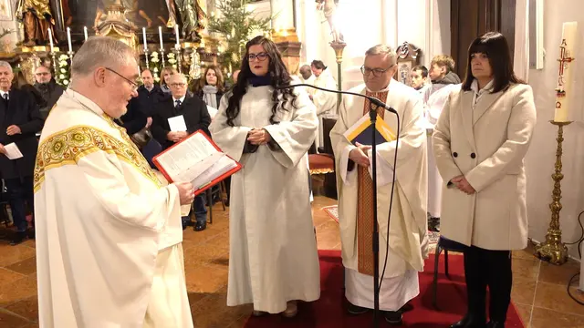 Beim Festgottesdienst bekundeten Pfarrer Marek Michalowski, Pastoralvorständin Angelika Fuchs und Verwaltungsvorständin Evelyn Hauser-Sporn  vor Generalvikar Severin Lederhilger und der versammelten Feiergemeinde ihre Bereitschaft, die Pflichten dieser Ämter auf sich zu nehmen. | Foto: Pfarre Mattigtal/Schaller