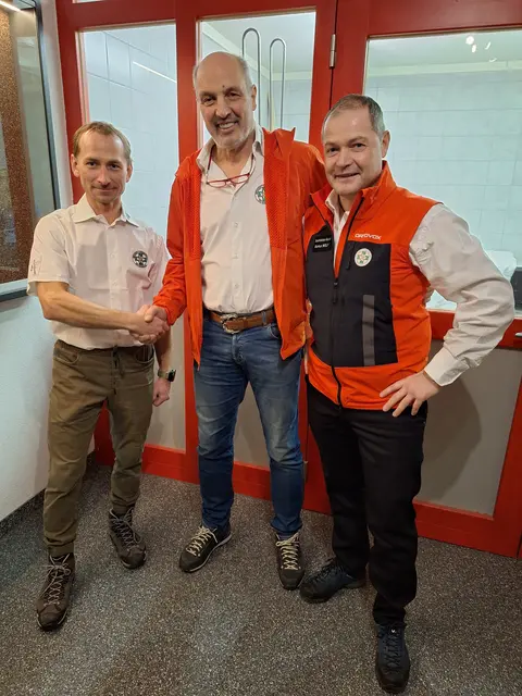 Der neu gewählte Ortsstellenleiter Tobias Mitterbauer mit dem ehemaligen Ortsstellenleiter Manfred Lagg und Bezirksleiter Markus Wolf (v.l.). | Foto: Bergrettung Lermoos
