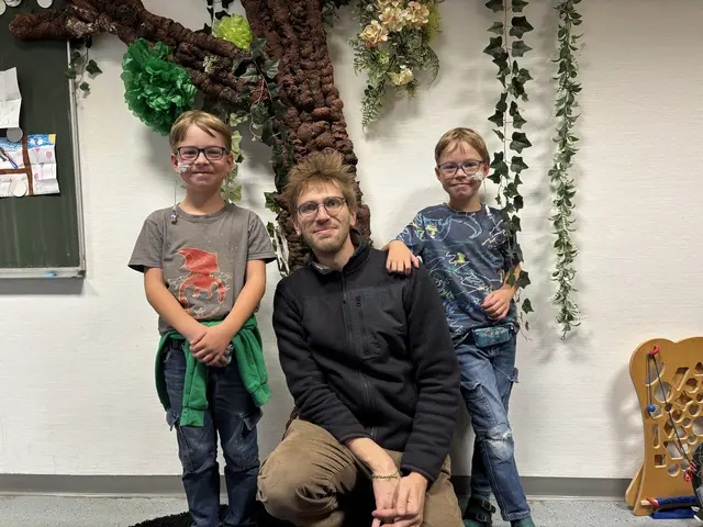 Die Zwillinge mit einem ihrer Lehrer. Die engmaschige Betreuung ermöglicht den beiden eine Teilnahme am Regelunterricht.  | Foto: Fabian Franz/MeinBezirk