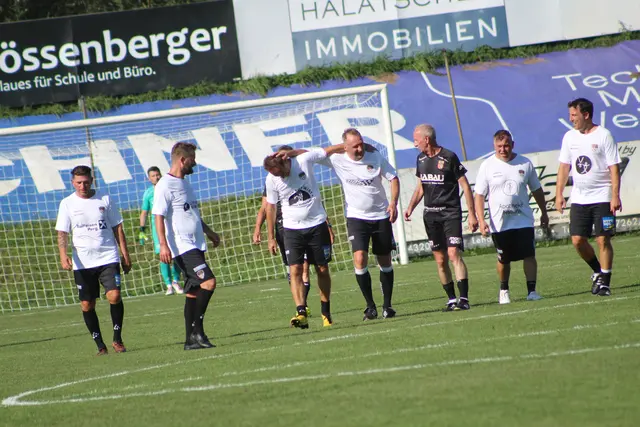Gernot Kulis bejubelt mit Toni Pfeffer sein Traumtor beim Spiel der Copa Pele 2025 in Perg. | Foto: MeinBezirk Perg/Köck