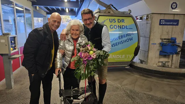 Foto: Hilda Uccia (mi) ist gemeinsam mit ihrem Sohn Harald (li) zu Gast bei Andreas Seeburger (re) in der LÄNDLE-TV Fernsehgondel am Muttersberg.