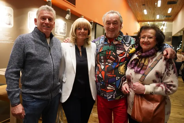 Rudi Treiber, der Künstler mit der Neusiedler SPÖ-Bürgermeisterin LAbg. Elisabeth Böhm, Tillmann Böhm und Rita Preschitz beim Fotoshooting an seiner Seite  | Foto: Andrea Glatzer