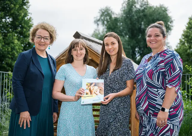 Landesrätin Christiane Teschl-Hofmeister, Angela Polly, Denise Geyer, Martina Fischer (Abteilung Schulen und Kindergärten) | Foto: NLK Pfeffer