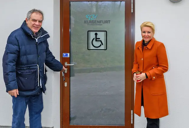 Stadträtin Sandra Wassermann mit Manfred Widmer von der städtischen Friedhofverwaltung. | Foto: StadtKommunikation / Hude