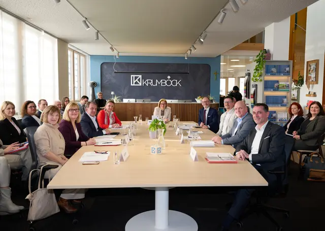 Barbara Ascher, Vizepräsidentin der Industriellenvereinigung Niederösterreich, Sandra Kern, Landesgeschäftsführerin AMS Niederösterreich, Wolfgang Ecker, Präsident der Wirtschaftskammer Niederösterreich, Landesrätin Susanne Rosenkranz, Landeshauptfrau Johanna Mikl-Leitner, Moderator Gerald Groß, Tischlerei-Inhaber Helmut Krumböck, Arbeiterkammer Niederösterreich-Präsident und ÖGB Niederösterreich-Vorsitzender Markus Wieser und Günther Widy, Leiter des Sozialministeriumservice Niederösterreich, bei „Wirtschaft und Arbeit im Dialog“. (v.l.n.r.) | Foto: NLK Pfeiffer