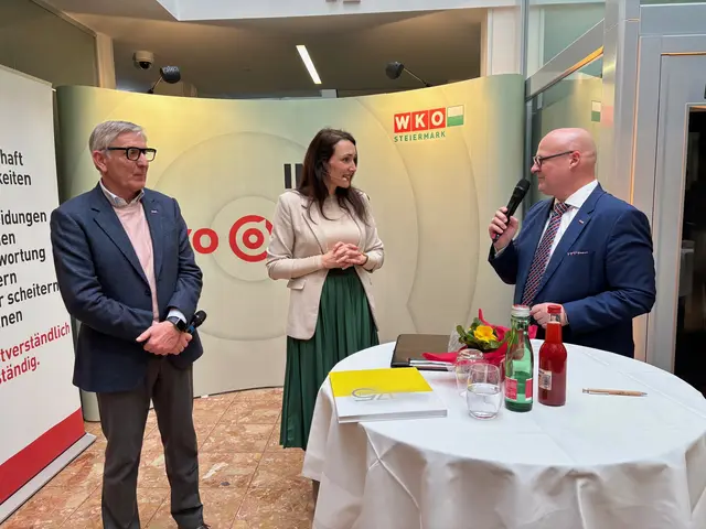 Peter Sükar (r.), hier mit Josef Herk und Claudia Aichholzer-Edler verkündete die Übersiedlung der WKO Voitsberg. | Foto: Almer