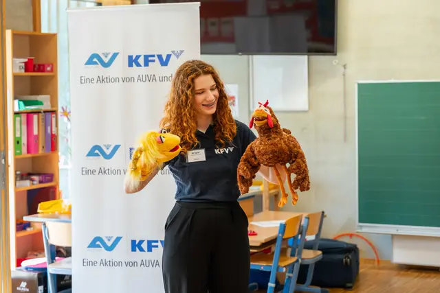 Mit den Handpuppen Glühwürmchen „Glitzi“ und Henne „Berta“ erfuhren die Kinder im Kindergarten Unterpetersdorf, wie wichtig gute Sichtbarkeit im Straßenverkehr ist. | Foto: KFV/Michael Sabotha