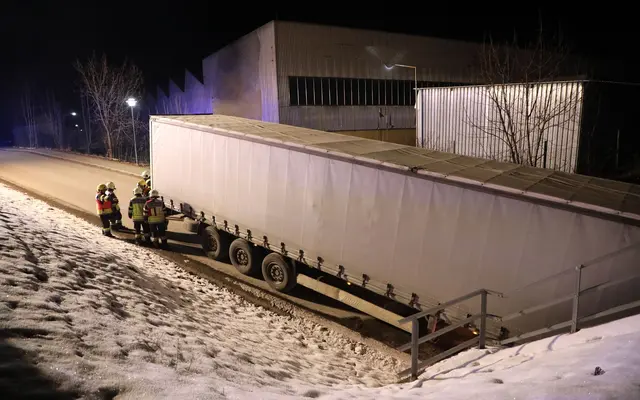 Der Lastwagen konnte nicht mehr zurück. | Foto: FF/Zeiler