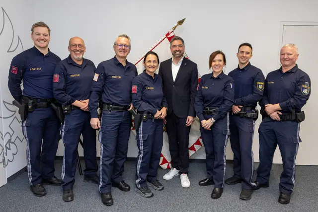 Das siebenköpfige Team der Stadtpolizei Vöcklabruck mit Bürgermeister Peter Schobesberger (5.v.l.). | Foto: LPD OOE Michael Dietrich